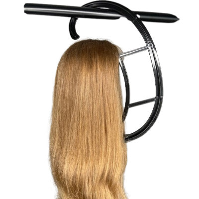 Peggy Meyer | Perückenhalter hängend